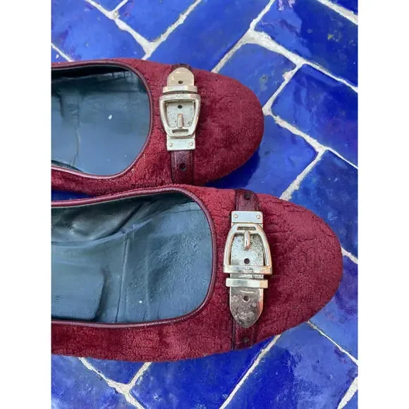 Gucci Women's Burgundy Suede Flats with gold Buckle Detail - Picture 6 of 9